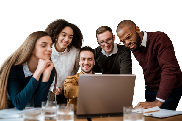 homem-sorridente-mostrando-algo-para-seus-colegas-no-laptop-durante-uma-reuniao